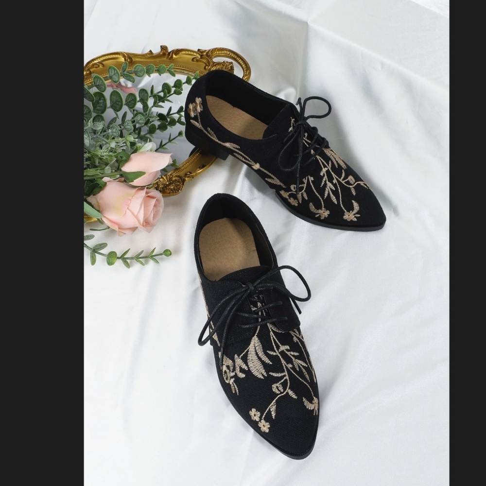 Black and tan embroidered loafers Sz: 8 NWB